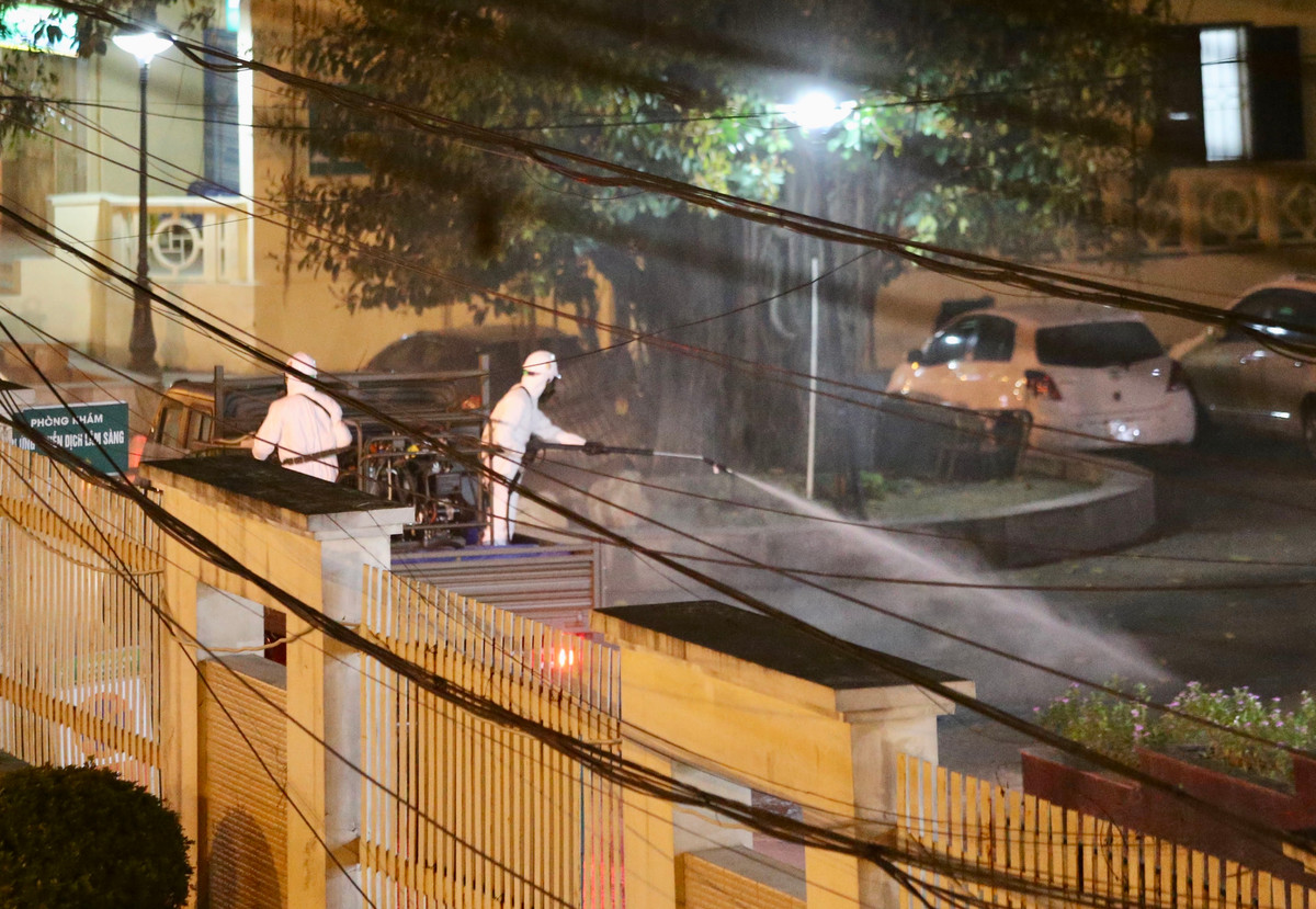 Binh chủng Hoá học khử trùng khu sân chung của Viện.