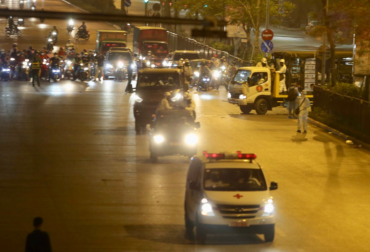 Lực lượng chức năng tiến hành ngăn đường để đoàn xe chuyên dụng tiến vào Bệnh viện Bạch Mai.