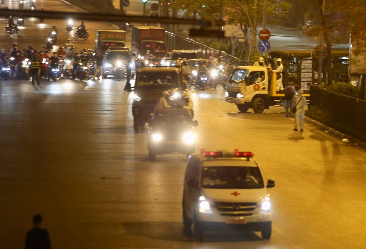 Lực lượng chức năng tiến hành ngăn đường để đoàn xe chuyên dụng tiến vào Bệnh viện Bạch Mai.