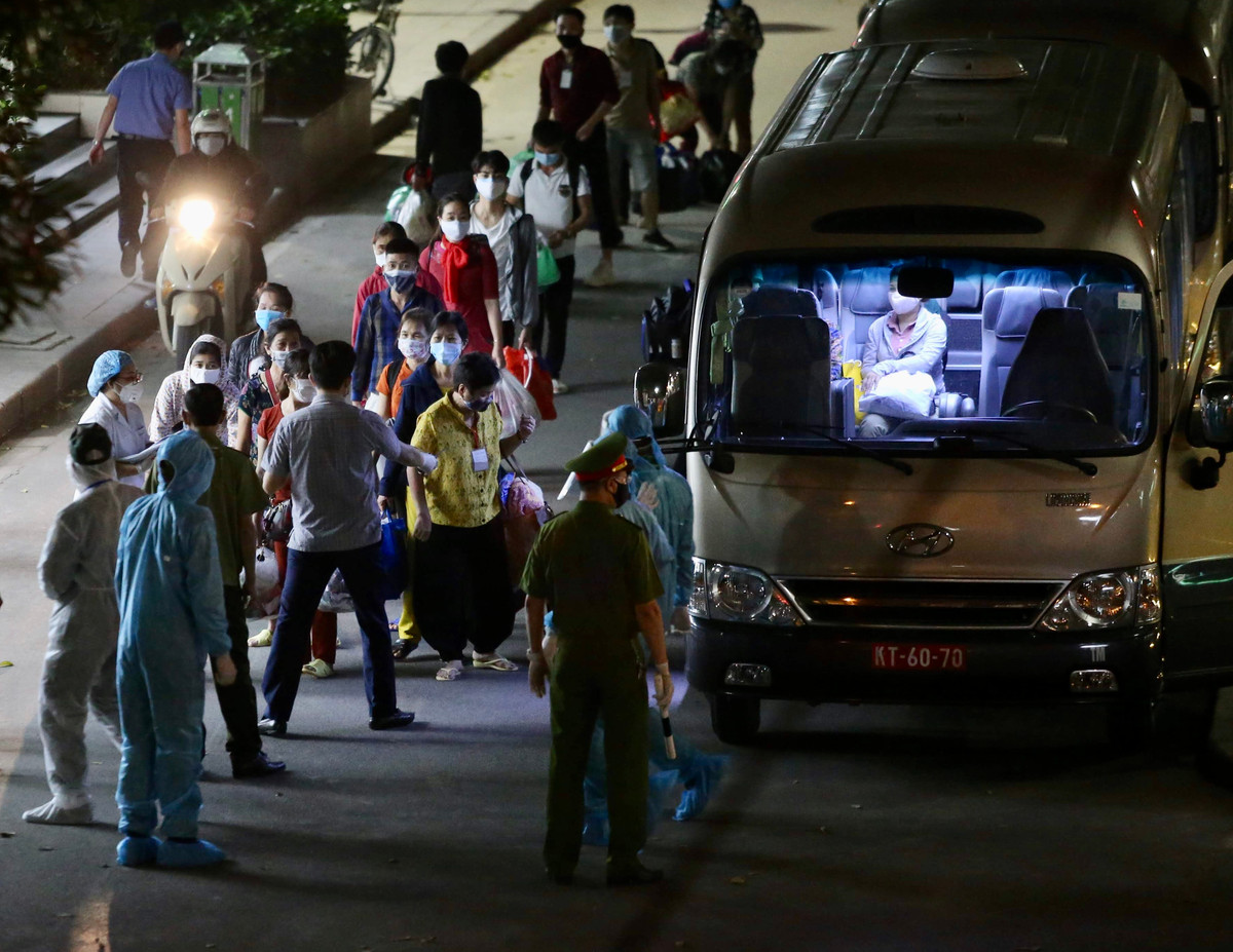Cùng thời điểm đó, bên trong viện, bệnh nhân và người nhà đã được đưa lên xe ô tô chuẩn bị di chuyển về nơi cách ly tập trung.
