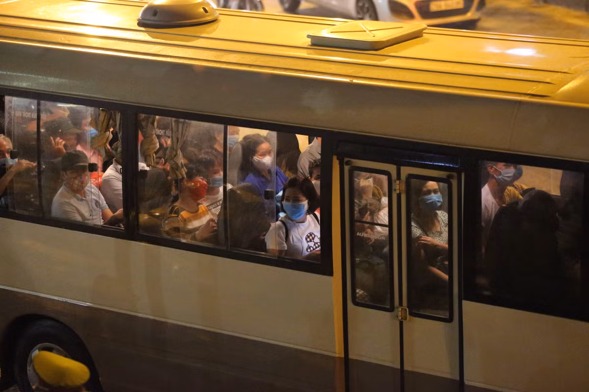 Đoàn xe đưa người về khu cách ly tập trung.