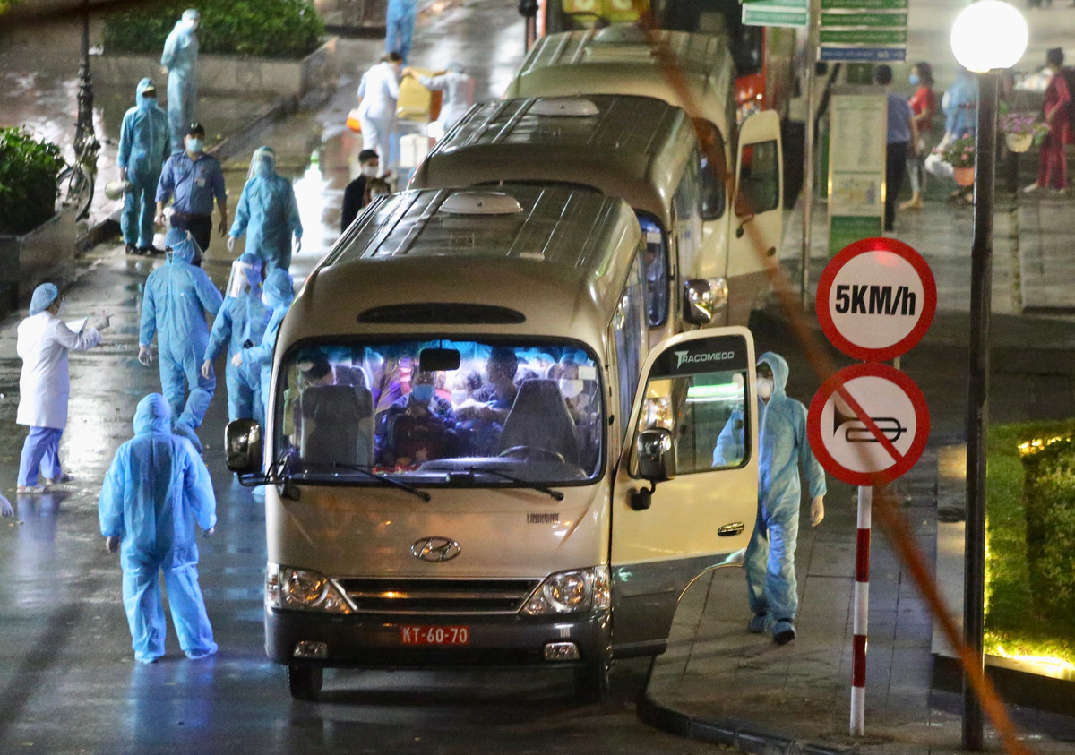 Bệnh viện Bạch Mai đã khuyến cáo tất cả bệnh nhân, người nhà bệnh nhân đã đến khám, điều trị tại bệnh viện từ ngày 12/3 đến nay cần thực hiện cách ly tại nhà và liên hệ với cơ quan y tế để được theo dõi.