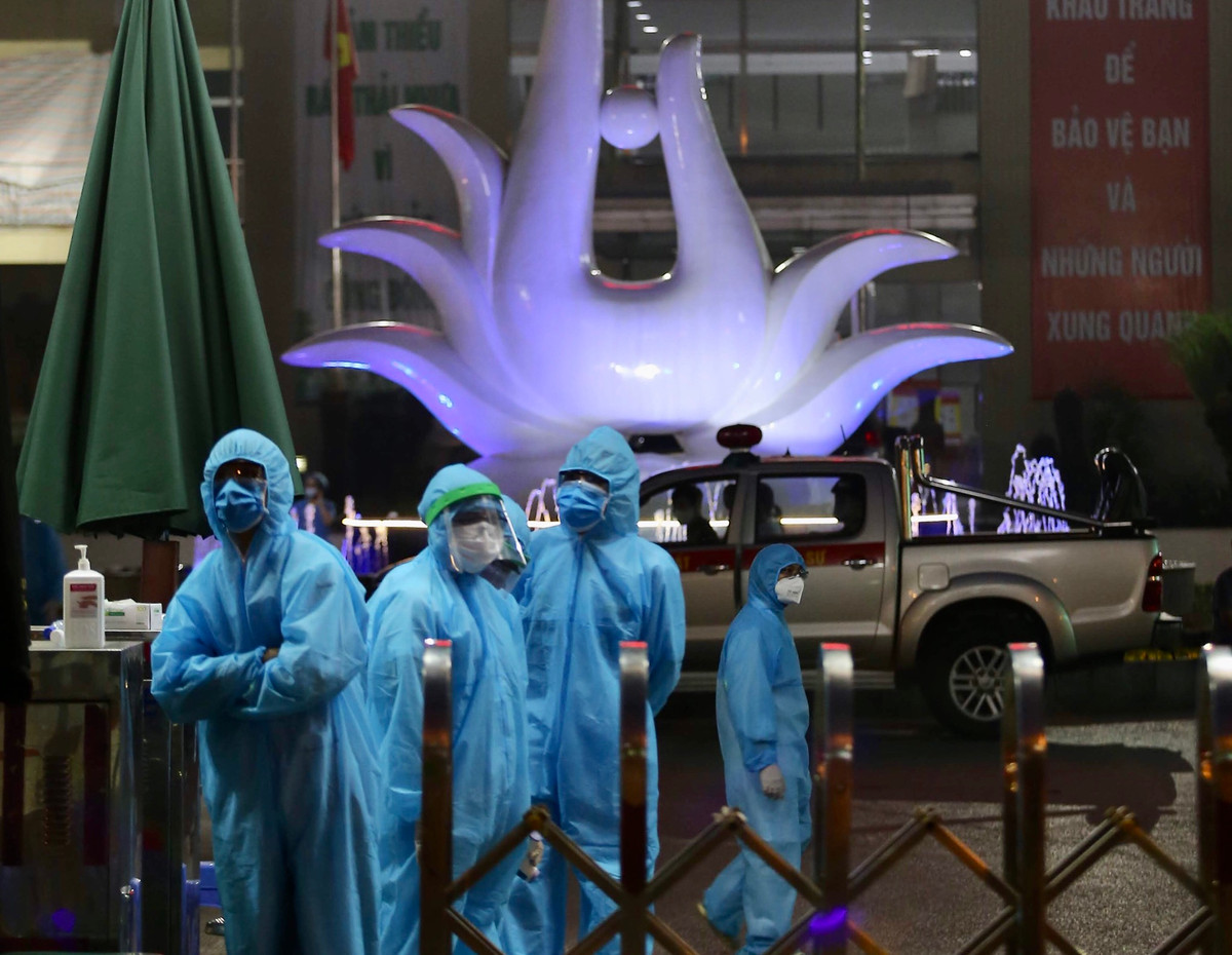 Từ tối ngày 28/3, Bệnh viện Bạch Mai đã sẵn sàng chờ đón Binh chủng Hoá học tới để khử trùng bệnh viện