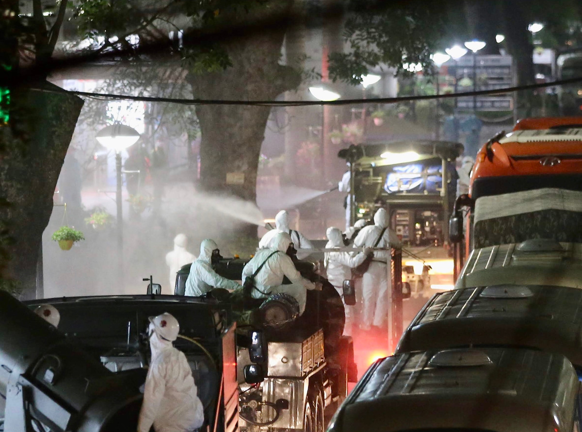 Đoàn xe chở người về khu cách ly tập trung cũng được khử trùng trước khi di chuyển ra ngoài.