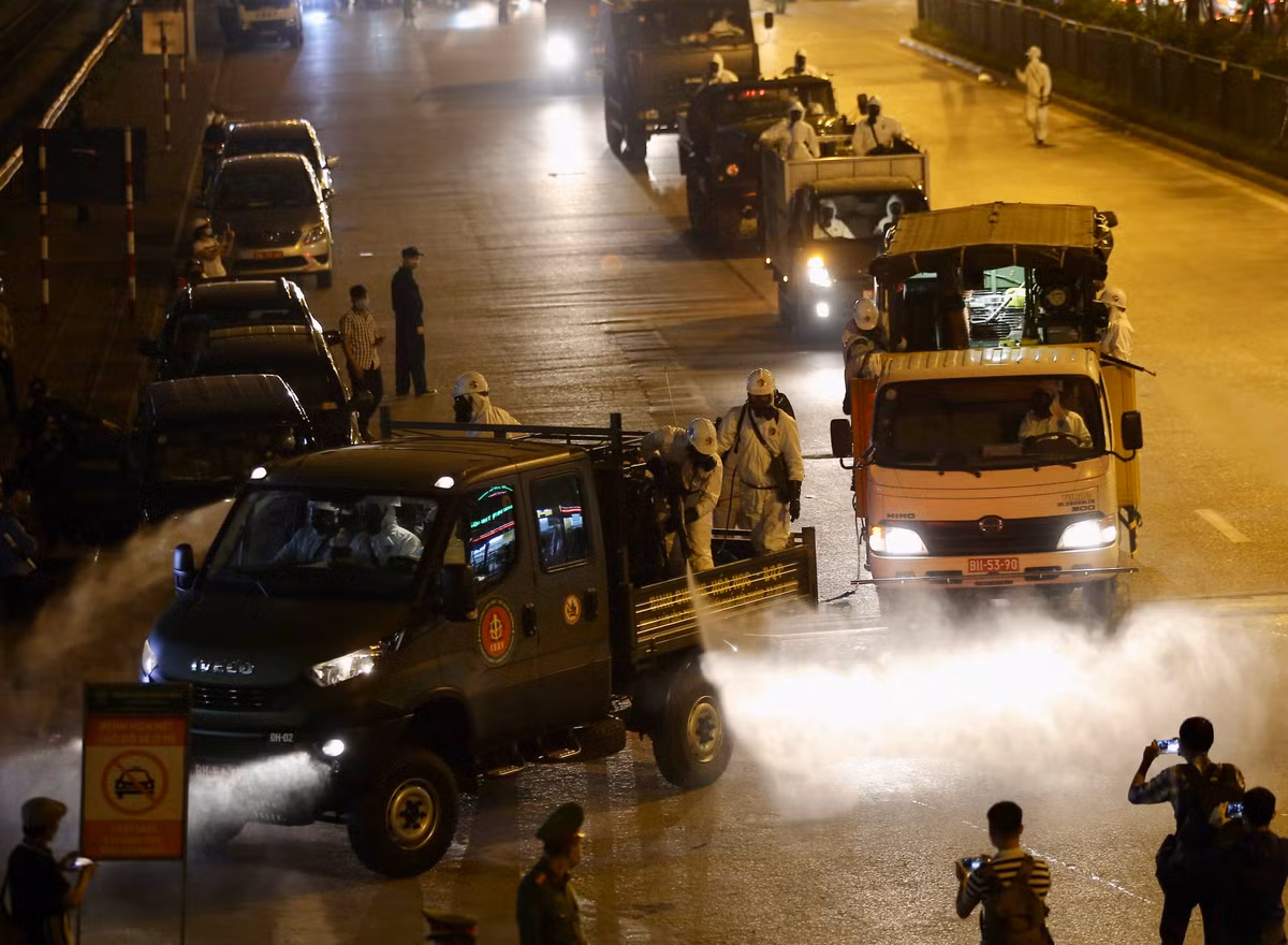 Xe chuyên dụng khử trùng trên toàn bộ tuyến đường đi.