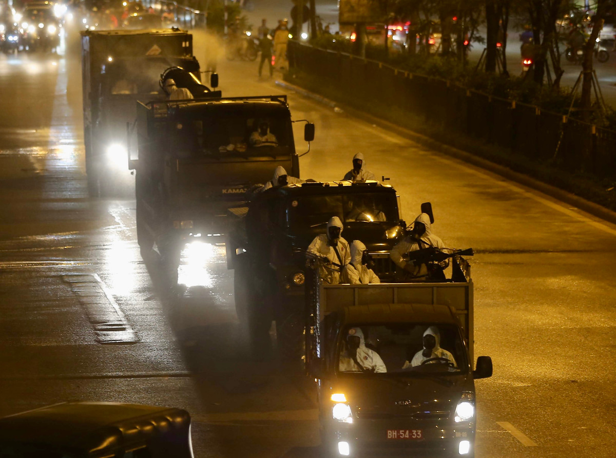 Đoàn xe của Binh chủng Hoá học triển khai đội hình tiến vào Bệnh viện Bạch Mai.