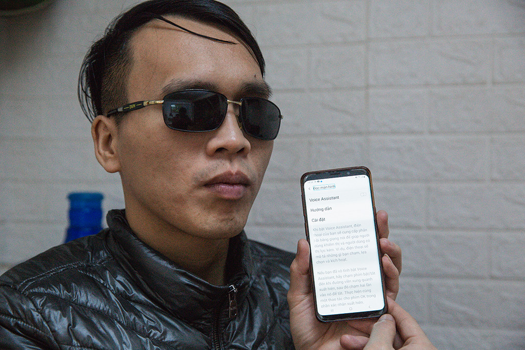 Người khiếm thị khi chạm vào màn hình điện thoại, phần mềm sẽ phản hồi bằng giọng nói, đọc lại để người khiếm thị nhận biết. Tất các việc như soạn tin nhắn, đọc bài viết, hay lựa chọn phần mềm sử dụng đều được đọc lại trực quan.