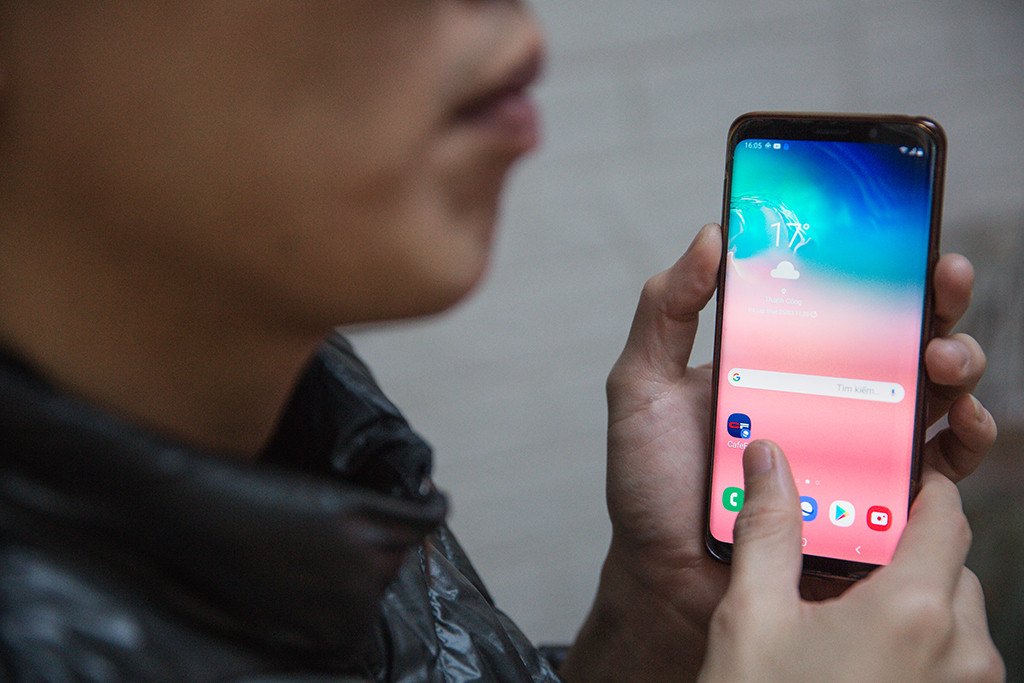 Việc dễ dàng thao tác trên điện thoại smartphone nhờ phần mềm ứng dụng talkback, đọc màn hình ... giúp nhiều người khiếm thị bớt mặc cảm, gần gũi với mọi người hơn và có thể tham gia làm việc cải thiện kinh tế gia đình.