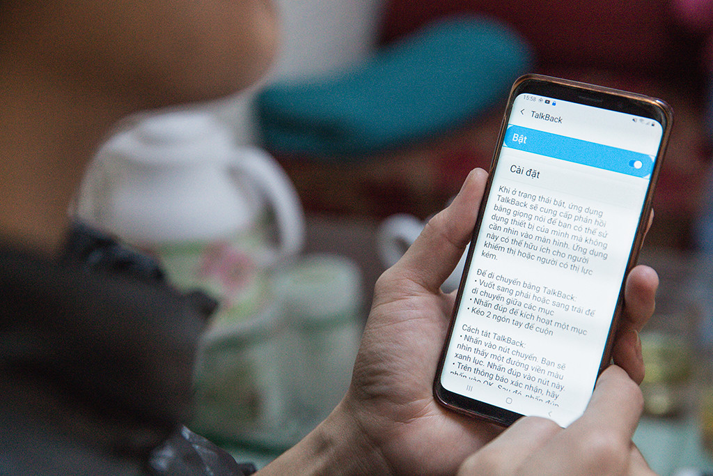 Hiện nay, có một số phần mềm ứng dụng hỗ trợ cho người khiếm thị trên điện thoại smartphone như: Talkback, Đọc màn hình...