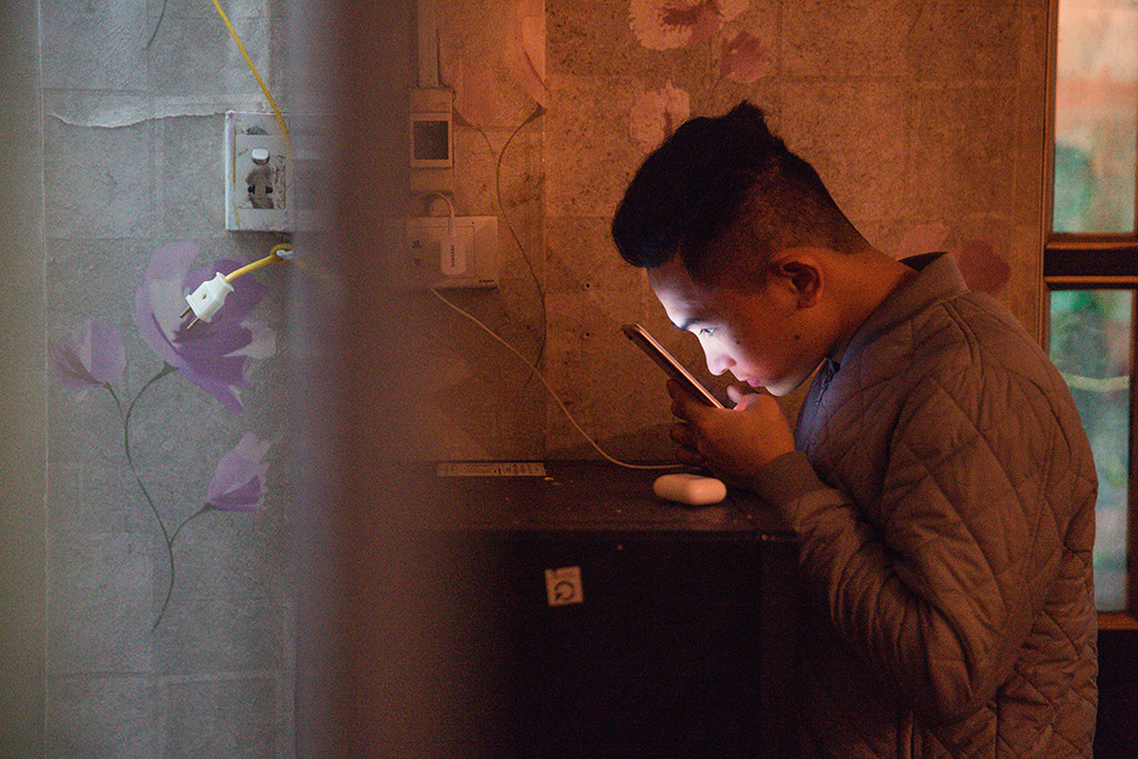 Nhiều người khiếm thị sử dụng smartphone cho các hoạt động của mình thay vì điện thoại truyền thống.