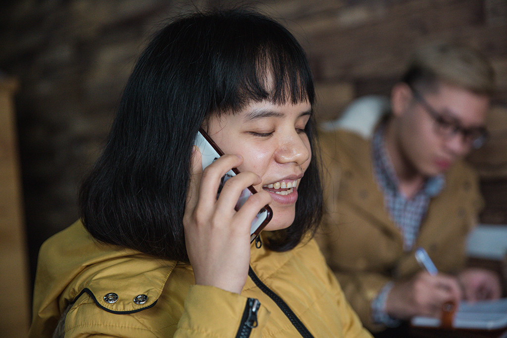 Chị Hiền, một người khiếm thị có thể dễ dàng gọi điện với điện thoại smartphone. Có smartphone người khiếm thị không lo sợ khi xa nhà vì có thể liên lạc và cập nhật thông tin với gia đình dễ dàng.