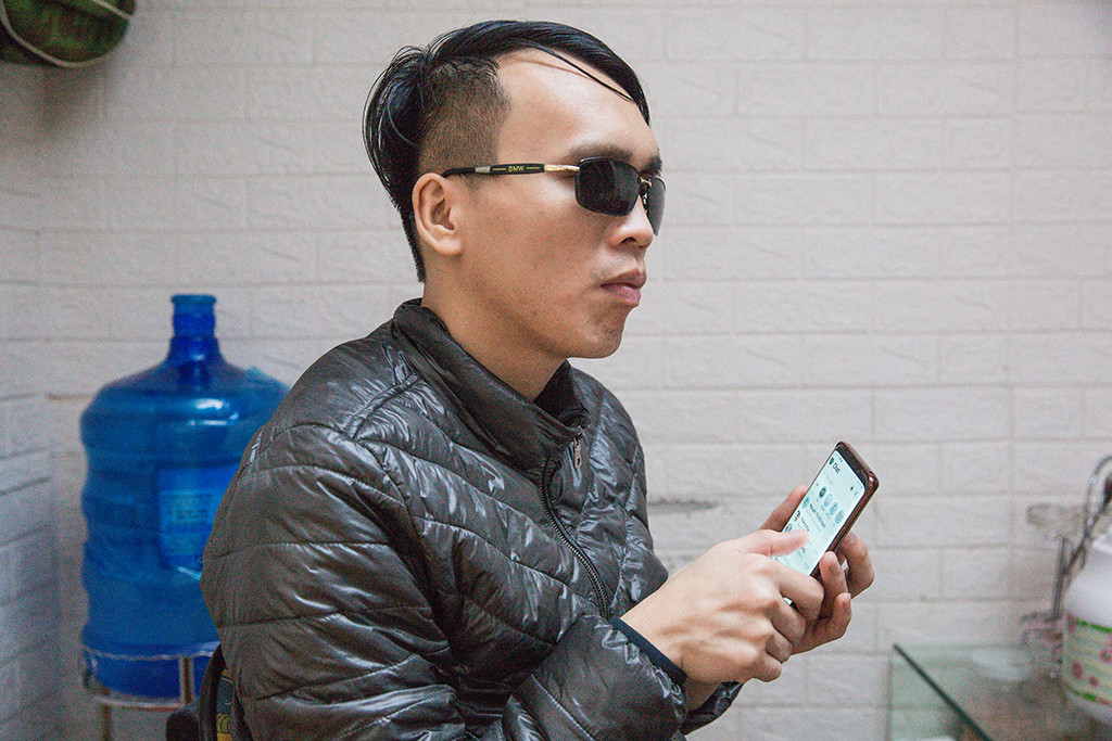 Chiếc smarphone trở thành cầu nối, mang ánh sáng tới người khiếm thị. Có sự tương tác với cộng đồng, cập nhật tin tức và học hỏi từ mạng internet giúp nhiều người khiếm thị thay đổi cuộc sống.