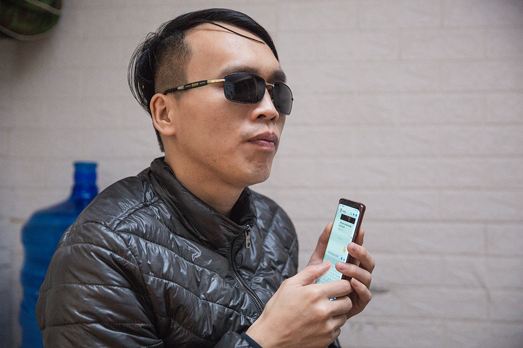 Anh Lưu Sùng Chu (sinh năm 1991) một người khiếm thị từ Thái Nguyên về Hà Nội làm. Việc sử dụng smartphone đọc báo, chat, lướt facebook là chuyện dễ dàng.