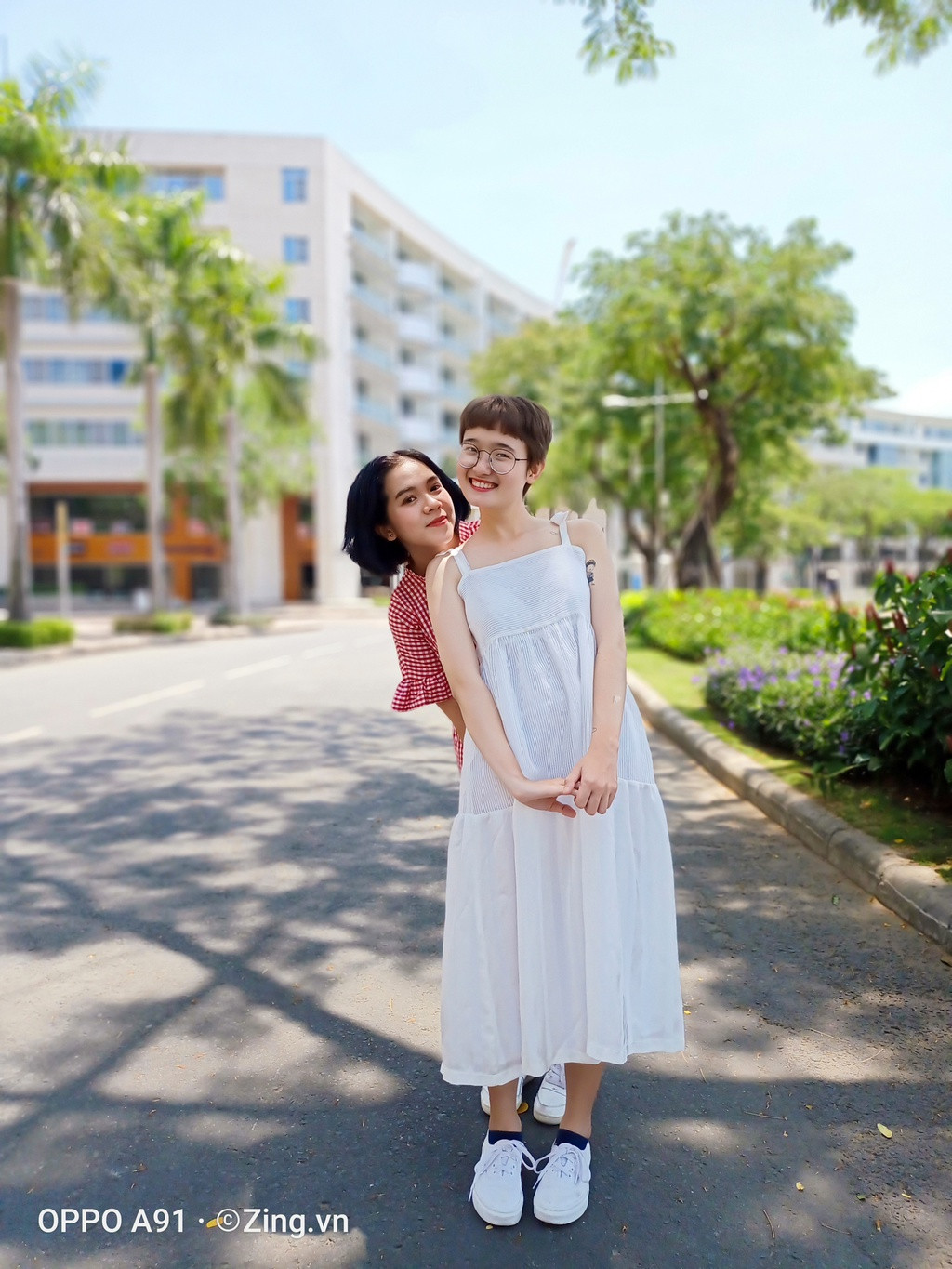 Chụp ảnh xoá phông từng là trào lưu “quốc dân” của nhiều tín đồ chụp ảnh. Vậy tại sao bạn không “triển” ngay và luôn phong cách này trong việc chụp ảnh nhóm.