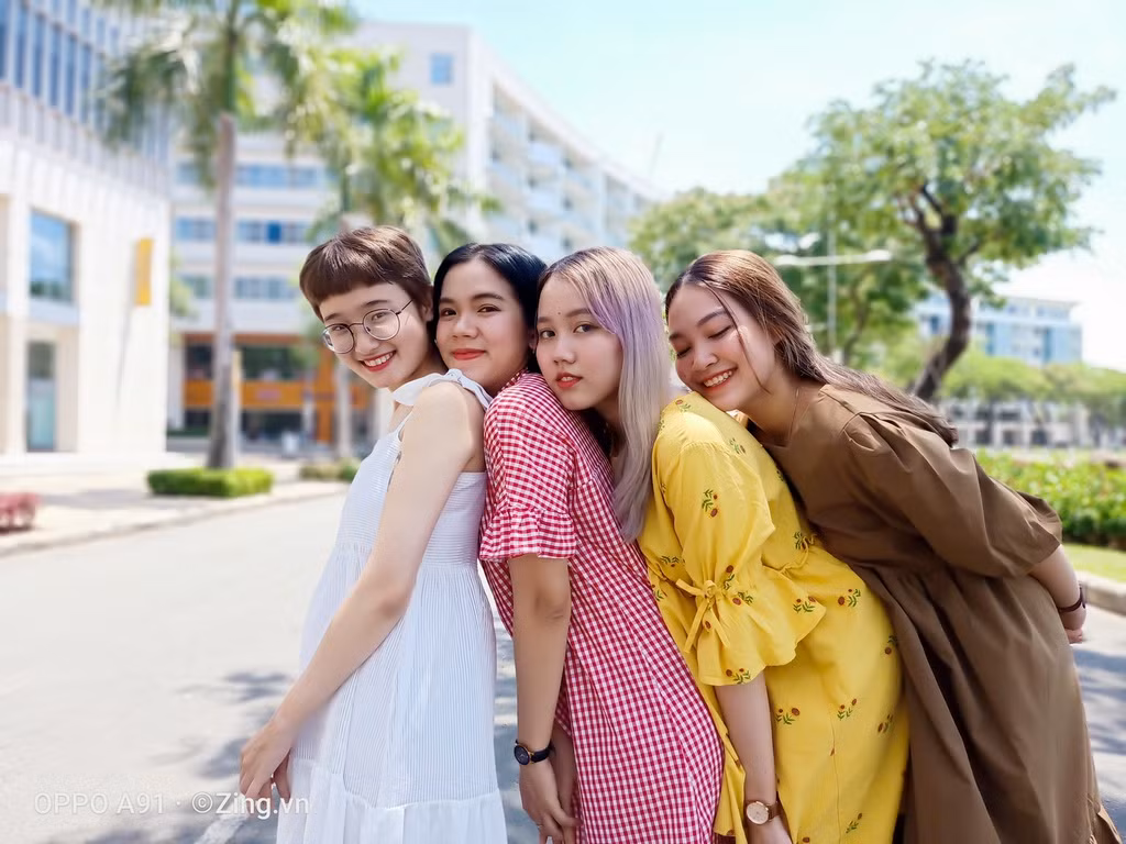 Bộ 4 camera gồm một camera chính 48 MP, một camera siêu góc rộng 119 độ hỗ trợ chụp macro 8 MP, một ống kính đơn sắc 2 MP và ống kính chân dung 2 MP trên Oppo A91 hứa hẹn mang đến cho người dùng trẻ...