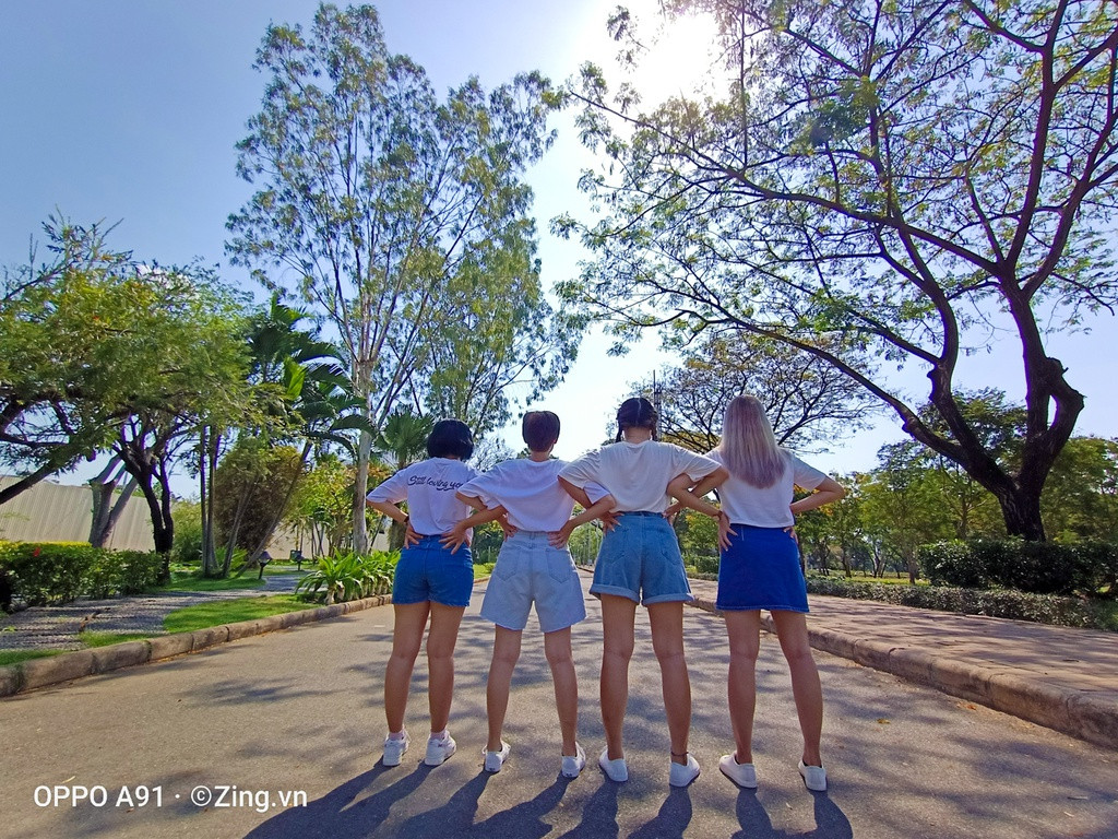 Đầu tư góc chụp mới lạ: Những góc chụp mới lạ chính là điều giúp bức ảnh nhóm trở nên khác biệt. Nếu muốn tạo chiều sâu trong mỗi khuôn hình, bạn nên thử chọn những góc ảnh siêu rộng. Bằng cách đưa cả không gian bao la và mênh mông vào một chiếc ảnh nhỏ qua camera góc siêu rộng 119 độ trên Oppo A91, những tấm ảnh nhóm của bạn sẽ trở nên đặc sắc và độc đáo hơn.