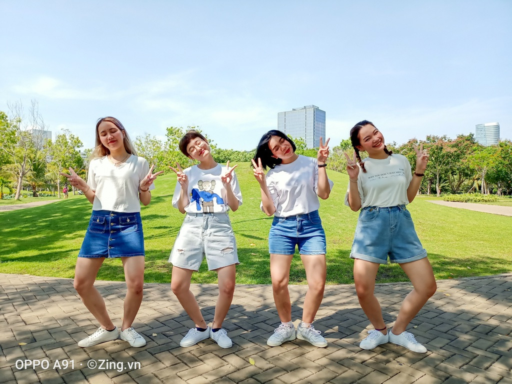 Những gì bạn cần làm là tương tác với những thành viên còn lại, hoặc chọn một cách tạo dáng “quốc dân” rồi tất cả cùng thực hiện giống nhau. Sự ton-sur-ton từ trang phục đến cách pose dáng sẽ mang đến cho bạn những bức ảnh nhóm ngộ nghĩnh, đáng yêu, mà không kém phần thời thượng.