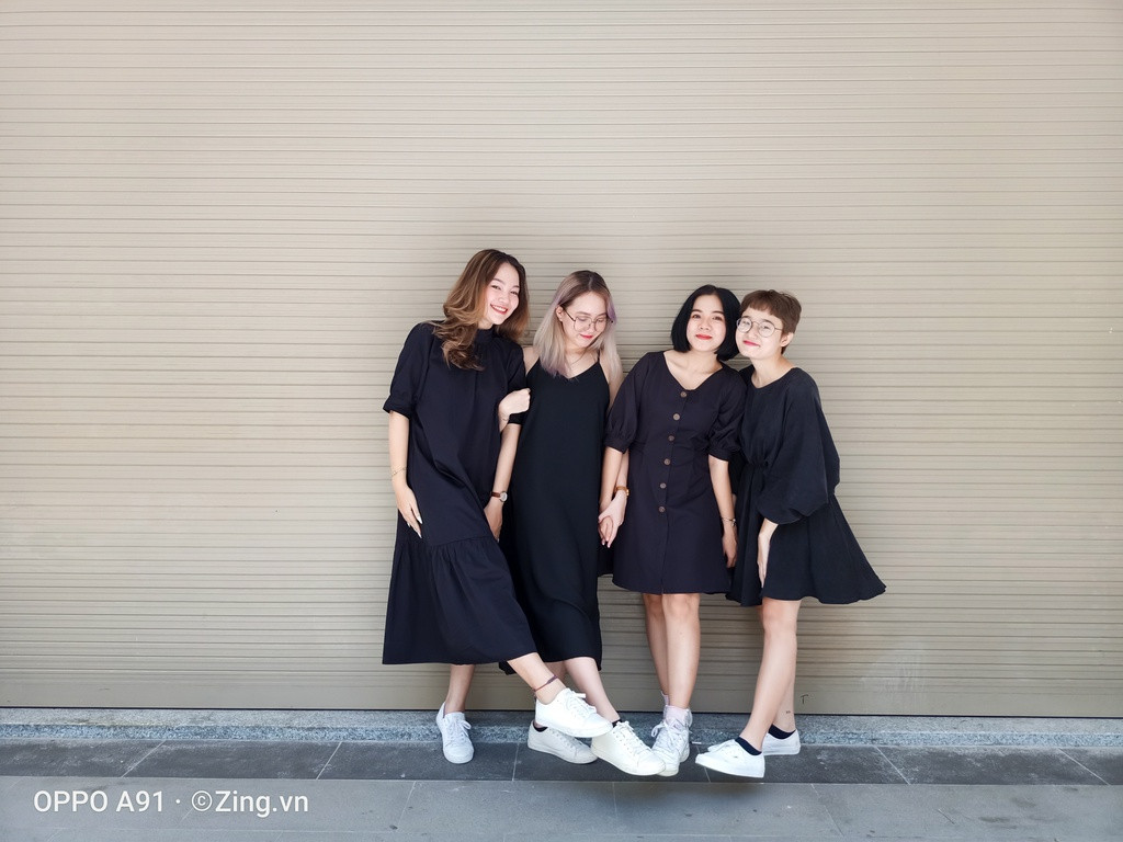 Diện dồ ton-sur-ton: Đây được xem là một trong những bí kíp nằm lòng của không ít tín đồ “sống ảo” để kiếm triệu view khi chụp ảnh bằng điện thoại. Những bức ảnh sẽ trở nên đồng điệu và nổi bật hơn nhờ gam màu “ăn rơ” giữa các thành viên trong nhóm.