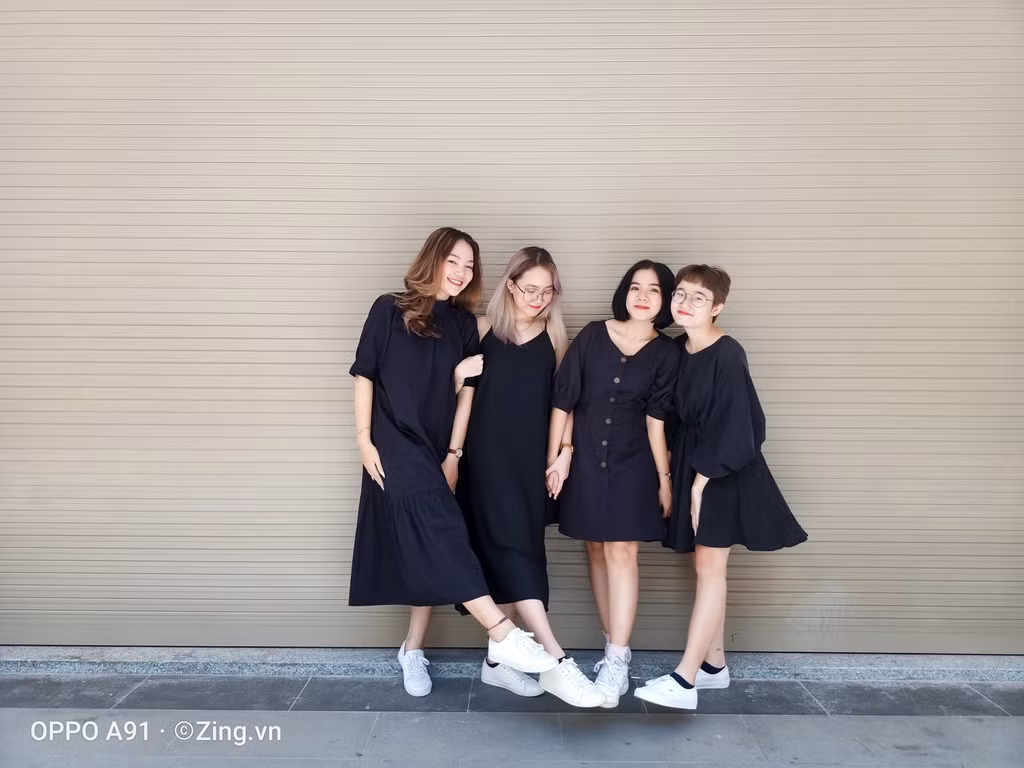 Diện dồ ton-sur-ton: Đây được xem là một trong những bí kíp nằm lòng của không ít tín đồ “sống ảo” để kiếm triệu view khi chụp ảnh bằng điện thoại. Những bức ảnh sẽ trở nên đồng điệu và nổi bật hơn nhờ gam màu “ăn rơ” giữa các thành viên trong nhóm.