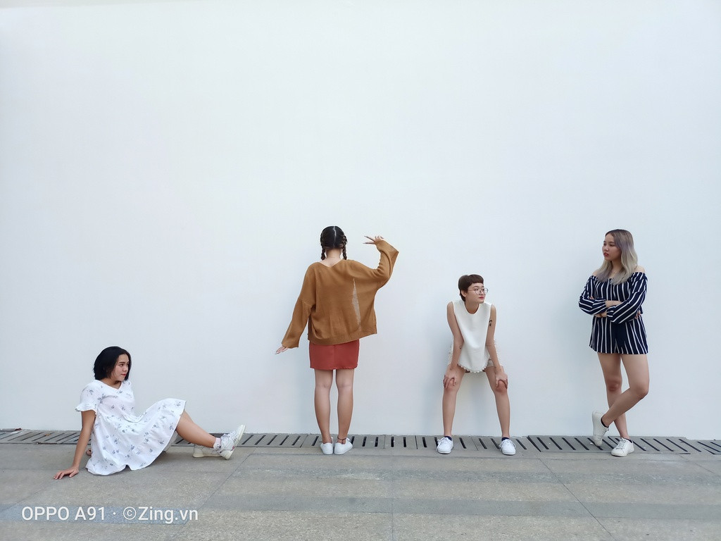 Lựa chọn bối cảnh đơn giản để tất cả thành viên có thể nổi bật nhất trong khuôn hình, việc lựa chọn những background đơn giản là bí kíp bạn nên thuộc lòng. Một mảng tường nổi bật sẽ là background lý tưởng khi cả nhóm chọn diện những trang phục mang gam màu trung tính như trắng, beige… Và ngược lại, những mảng tường có màu sắc trầm sẽ là background hoàn hảo cho những nhóm bạn yêu thích trang phục rực rỡ.