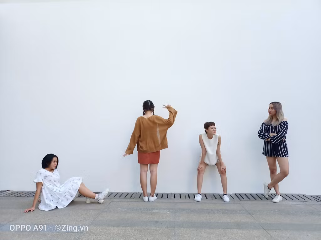 Lựa chọn bối cảnh đơn giản để tất cả thành viên có thể nổi bật nhất trong khuôn hình, việc lựa chọn những background đơn giản là bí kíp bạn nên thuộc lòng. Một mảng tường nổi bật sẽ là background lý tưởng khi cả nhóm chọn diện những trang phục mang gam màu trung tính như trắng, beige… Và ngược lại, những mảng tường có màu sắc trầm sẽ là background hoàn hảo cho những nhóm bạn yêu thích trang phục rực rỡ.