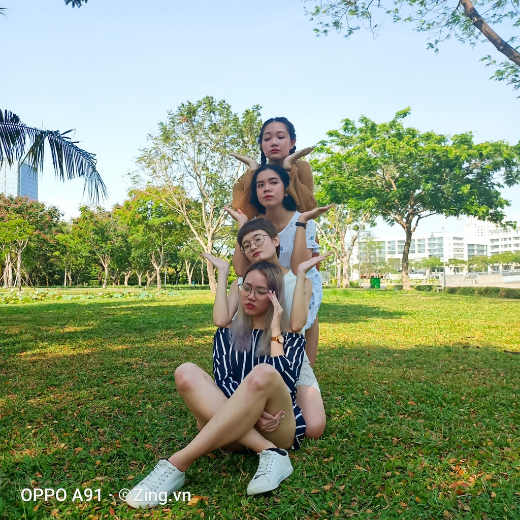 Nếu chụp một mình đòi hỏi những dáng pose ảnh cần sự chuyển động nhằm mang đến thần thái và sự thu hút, thì khi chụp ảnh nhóm, bạn không cần đầu tư quá nhiều vào kỹ thuật tạo dáng.