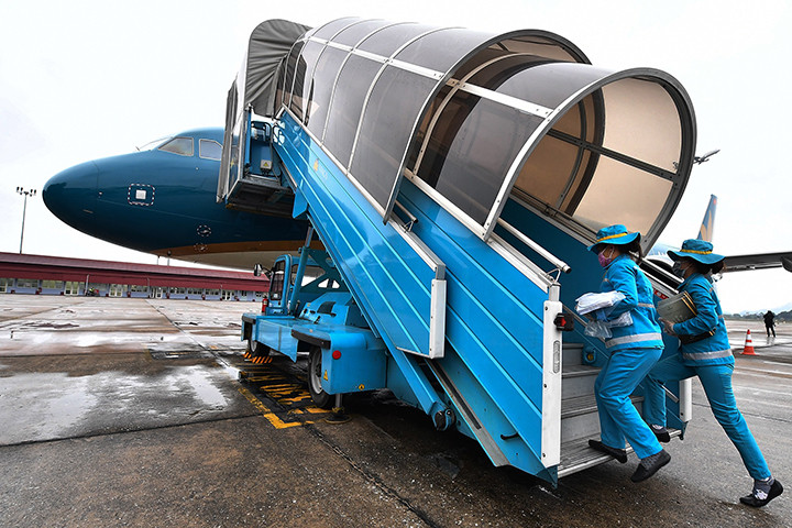 Ngày 2/3 vừa qua, 27 hành khách được xác định là ngồi cùng Nguyễn Hồng Nhung - người mắc COVID-19, trên chuyến bay VN 0054 của Vietnam Airlines hạ cánh xuống sân bay Nội Bài lúc 4h30 sáng.