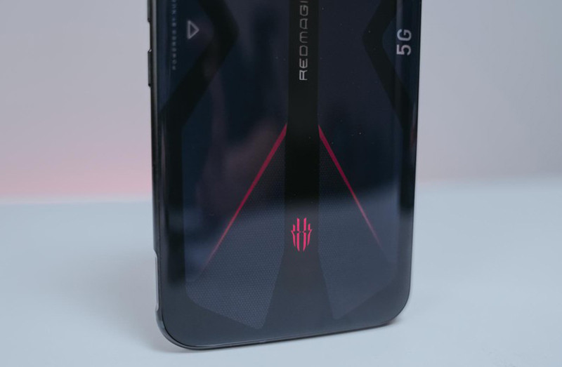 Nói riêng về tính năng cho game thủ, Red Magic 5G có cả Game Mode, ở đó bạn có thể để bật tắt quạt tản nhiệt, tùy chỉnh đèn LED, tùy chỉnh nút bấm, bật tắt thông báo, kích hoạt tần số 144Hz, ... trải nghiệm chơi game rất đã trên chiếc máy này.