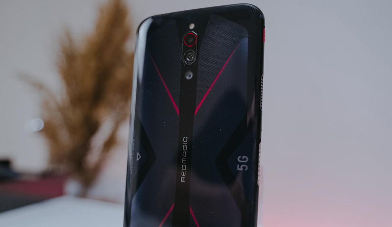 Cạnh trái là chấu nam châm cho phép bạn sạc, kết nối tai nghe, mạng LAN, phím gạt kích hoạt Game Mode và khe hút gió cho hệ thống tán nhiệt. Cạnh phải có nhiều chi tiết như phím âm lượng, phím nguồn, khe thoát gió và 2 phím ảo hỗ trợ chơi game. Nubia cho biết 2 nút này có độ nhạy áp suất 300Hz và độ trễ chỉ 2ms.