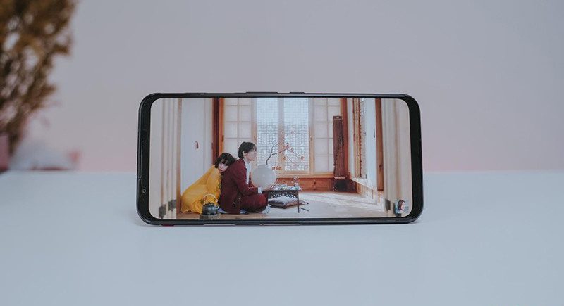 iểm đáng chú ý nhất trên Nubia Red Magic 5G chính là màn hình AMOLED, kích thước 6,65 inch. Nó có hỗ trợ tần số quét lên tới 144Hz đầu tiên trên thế giới, độ phân giải chỉ ở Full HD+ nhưng màu sắc rất nổi bật, độ sáng cao, đây là một trong những màn hình chơi game đẹp nhất. Tần số 144Hz này là nhờ vào sự hợp tác của RedMagic với Visionox và khả năng mạnh mẽ của GPU Adreno 650.