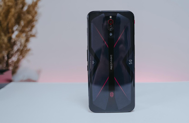 goài ra còn có một hệ thống làm mát bằng chất lỏng với ống làm mát hình chữ L, gel nhiệt, than chì nhiều lớp và lá đồng có độ dẫn nhiệt cao. Thực tế chứng minh chơi PUBG Mobile hay Liên Quân Mobile, cấu hình cao nhất trong khoảng 2 giờ vẫn chỉ có hiện tượng ấm nhẹ ở mặt lưng.