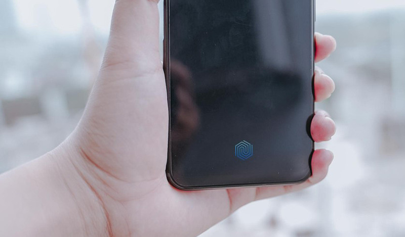 òng chữ Red Magic có đèn LED RGB tùy biến bằng phần mềm rất nổi bật. Mặt trước không chạy theo xu hướng không viền mà vẫn đủ diện tích để game thủ tì tay, hầu hết smartphone chơi game đều có ngôn ngữ chung như thế. Vân tay trong màn hình nhận diện rất nhanh.