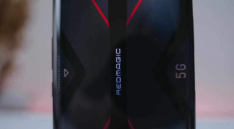 Về pin, dung lượng là 4500mAh hỗ trợ sạc nhanh Turbo Fast Charge làm mát bằng không khí 55W tặng sẵn trong hộp. Bộ sạc cũng hỗ trợ sạc nhanh PPS cũng như Quick Charge 4.0 và Power Delivery 3.0 nên có thể sử dụng chung với nhiều thiết bị khác.