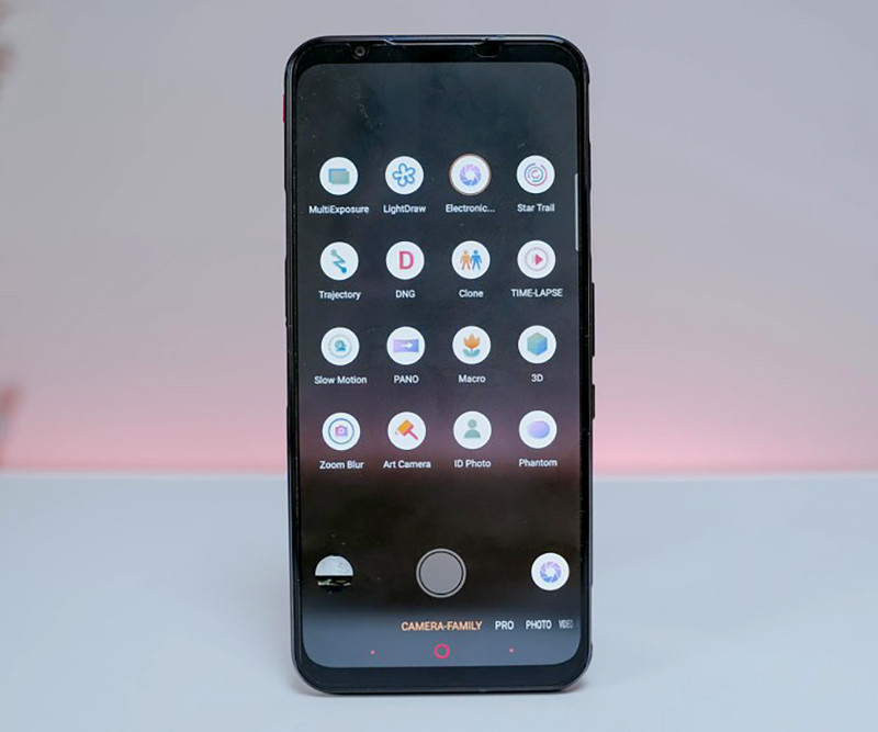 òng chữ Red Magic có đèn LED RGB tùy biến bằng phần mềm rất nổi bật. Mặt trước không chạy theo xu hướng không viền mà vẫn đủ diện tích để game thủ tì tay, hầu hết smartphone chơi game đều có ngôn ngữ chung như thế. Vân tay trong màn hình nhận diện rất nhanh.