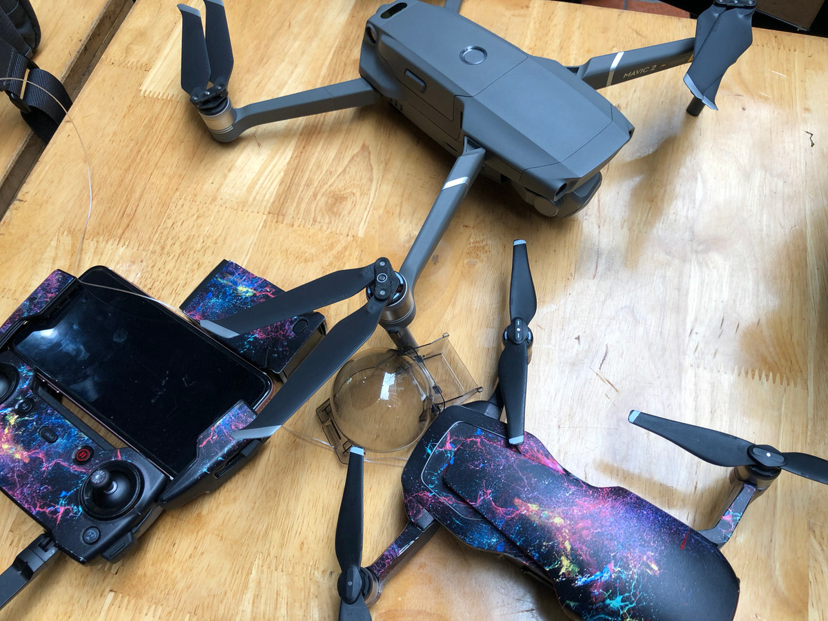 Những chiếc flycam như phục vụ bàn dùng để chuyển bánh cho khách tại quán.