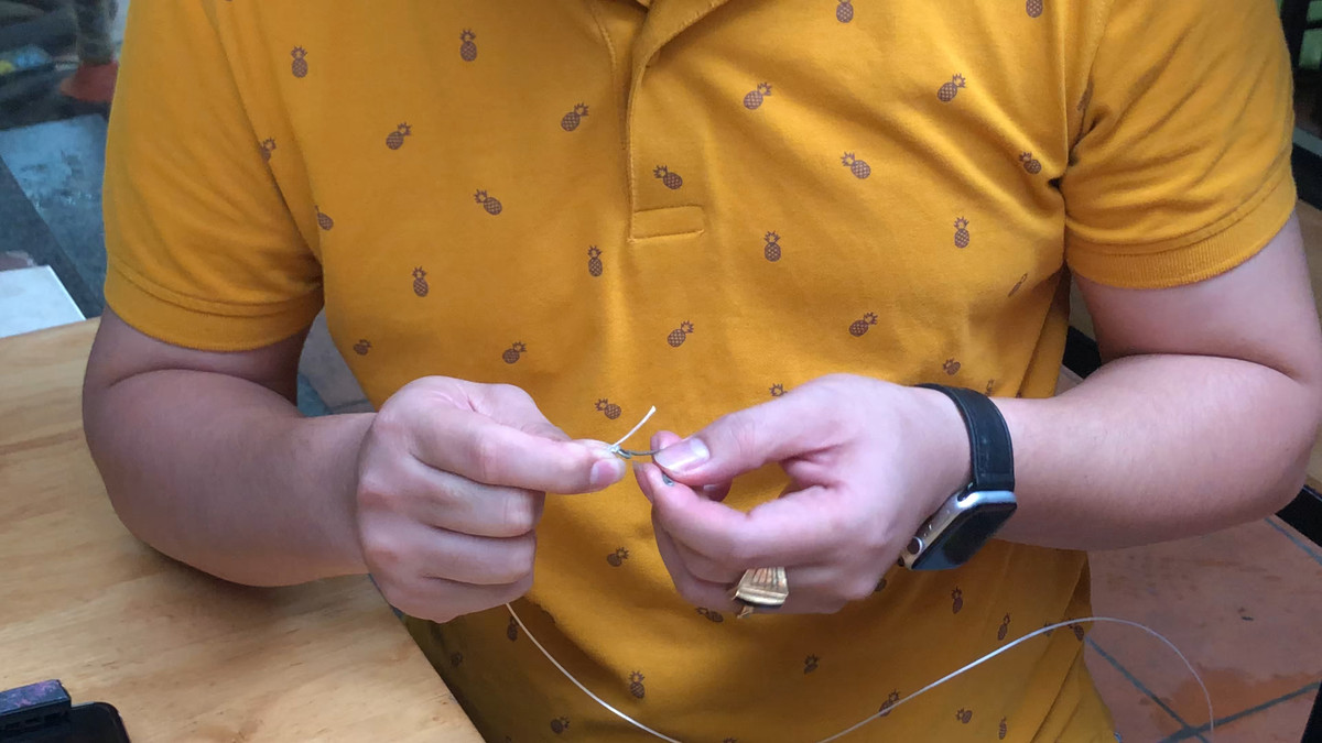 Đầu còn lại của dây cước buộc với 1 móc dùng để móc đồ.