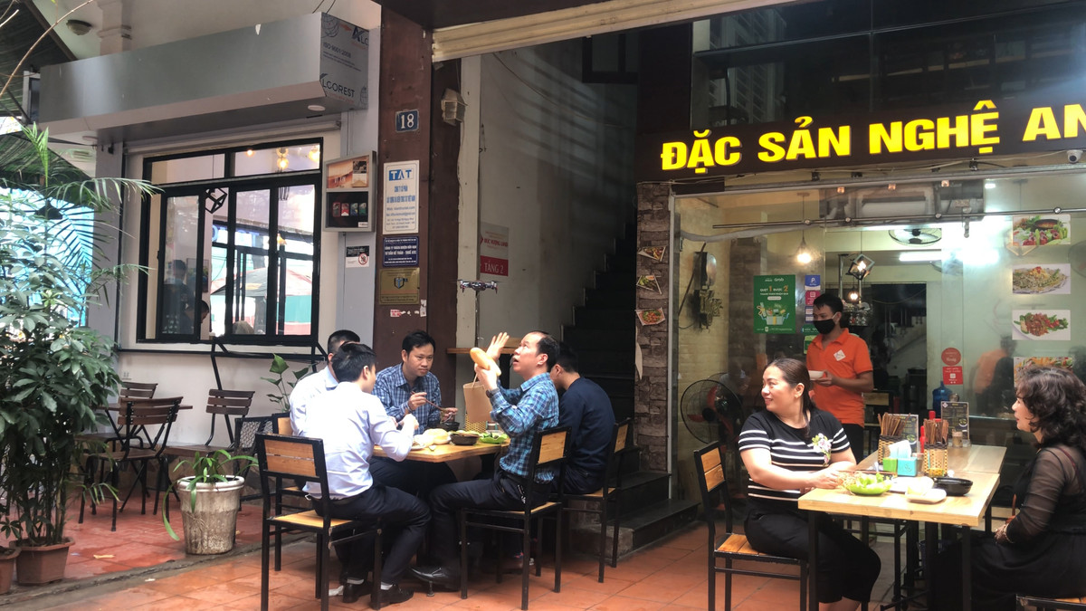 Một số khách hàng nam giới còn vây chào và cảm ơn chiếc flycam đầy thích thú.