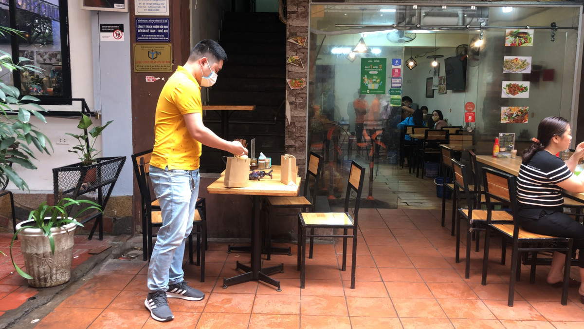 Bánh mì được cho sẵn vào các túi giấy để chuẩn bị chuyển cho khách.