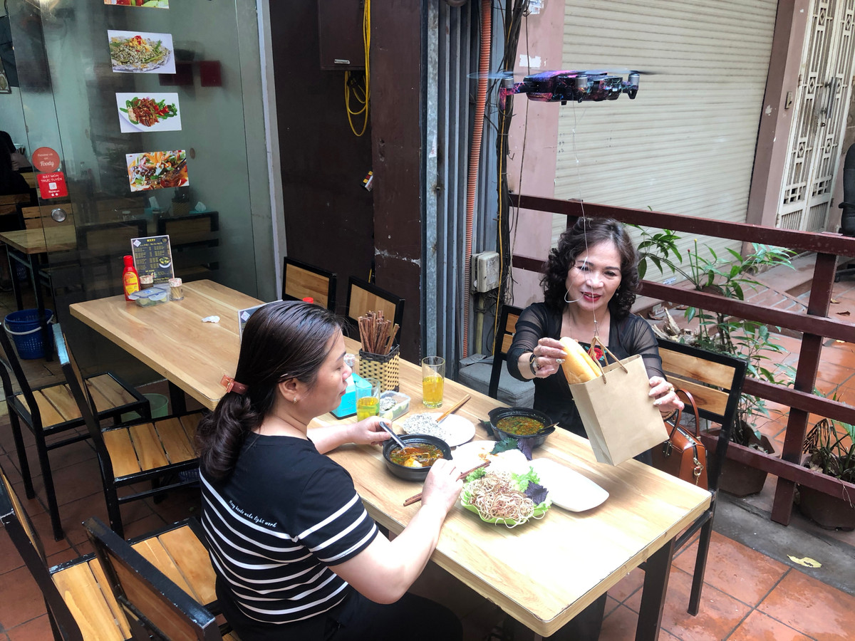 Khách hàng dễ dàng lấy bánh mì từ trong túi giấy. Flycam cũng được cố định độ cao và ổn định cho khách dễ lấy đồ.