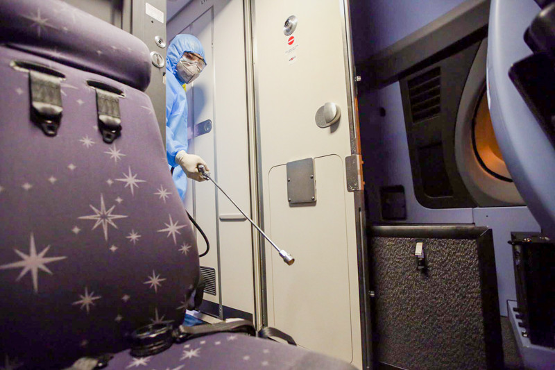 Phun khử trùng đối với cả buồng lái máy bay từ cửa, sàn, ghế.