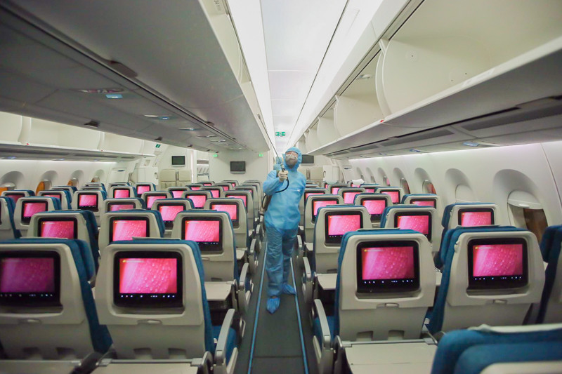 Toàn bộ khu vực khoang hành khách, bao gồm cả tủ chứa hành lý xách tay được phun khử trùng.