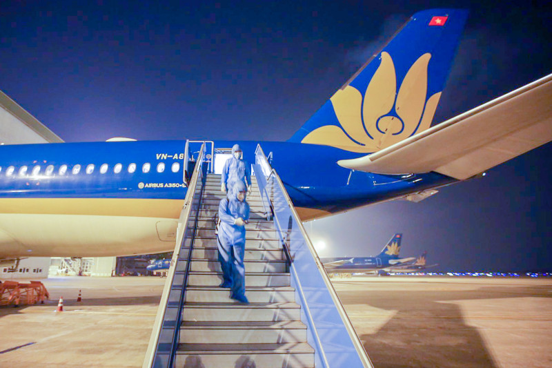 Các thang dẫn trong quy trình đưa, đón hành khách của một chuyến đi hoặc đến cũng tuân thủ quy trình phun khử trùng nghiêm ngặt.