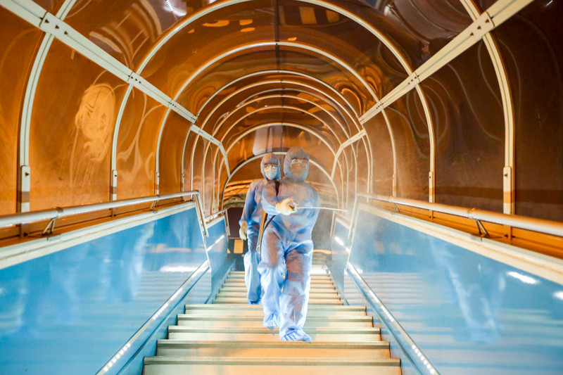 Toàn bộ thang dẫn lên máy bay được phun kỹ, các khu vực tay nắm, thành và bậc thang được thực hiện phun khử trùng.