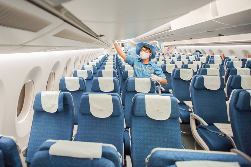 Các vị trí có khả năng tiếp xúc với hành khách như khoang hành lý xách tay, thanh tỳ tay trên ghế ngồi, tai nghe, các nút bấm… được lau lại bằng dung dịch khử trùng kỹ lưỡng.