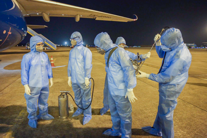 Toàn bộ đội tàu bay đã khai thác trong ngày sẽ được phun khử trùng một lần nữa vào cuối ngày và được ủ thuốc qua đêm để tăng cường hiệu quả phòng dịch.