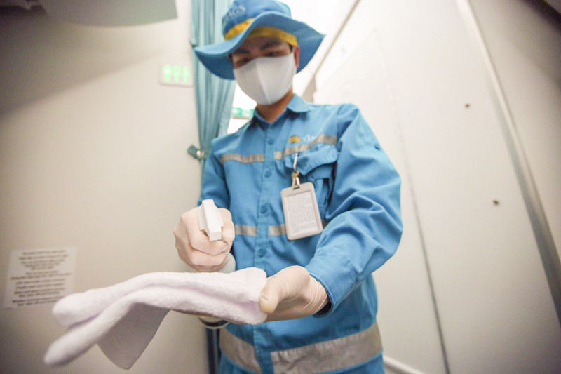 Dung dịch phun khử trùng Disinfection Spraying CH2200 và hóa chất lau chùi vệ sinh Netbiokem DSAM đều được các cơ quan y tế và nhà sản xuất máy bay chấp thuận sử dụng trên tàu bay.