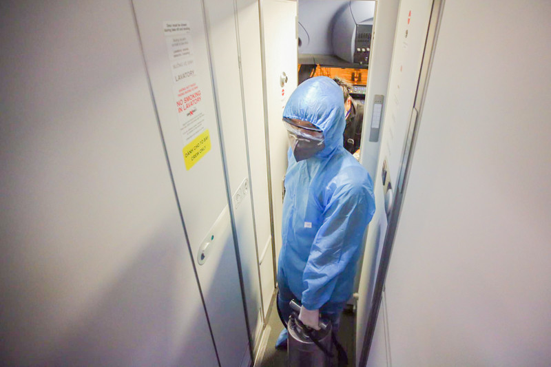 Các khu vực hành lang, khu vưc chuẩn bị của tiếp viên, khu vực nhà vệ sinh cũng thực hiện phun khử trùng.