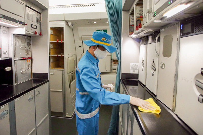 Các khoang khác như khoang chuẩn bị của tiếp viên, tay nắm cửa các vật dụng được thực hiện lau lại bằng dung dịch khử khuẩn nhằm đảm bảo an toàn cho hành khách trên chuyến bay.