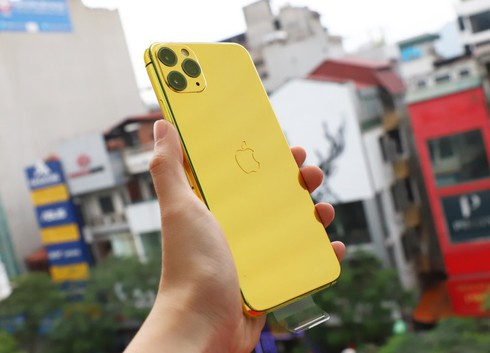 Do được mạ vàng thật bằng phương pháp điện phân, nên để có được phiên bản này khách hàng sẽ phải bỏ ra từ 50 - 60 triệu đồng. Trường hợp khách hàng đã có máy rồi thì chi phí mạ vàng sẽ là 9 triệu đồng, nếu khách độ cả lưng máy chi phí là 15 triệu đồng.