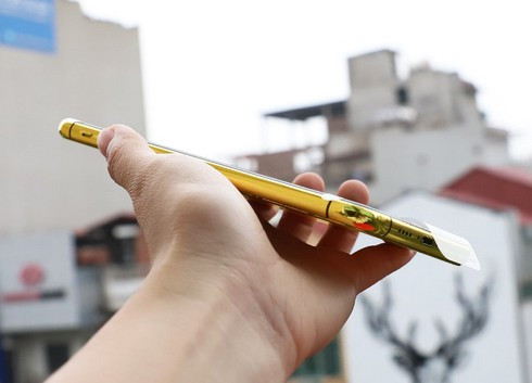 Đại diện đơn vị chế tác ra chiếc iPhone này cho biết, toàn bộ khung và các nút bấm của phiên bản này được làm từ thép nên việc mạ vàng cũng không quá khó khăn. Khó nhất là lưng của máy với tấm kính đặc biệt, nhưng khách hàng muốn thay thế và độ bằng 1 lớp kim loại khác.